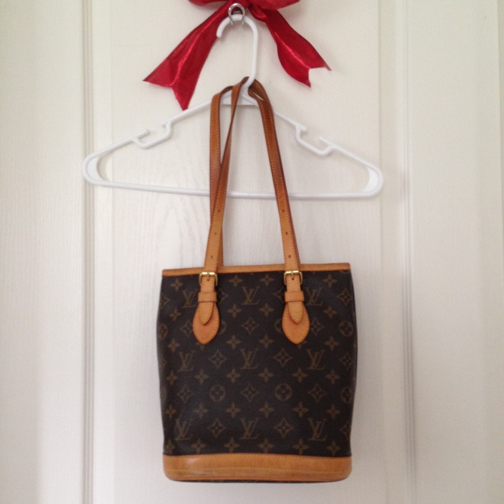 LOUIS VUITTON logo bucket bag